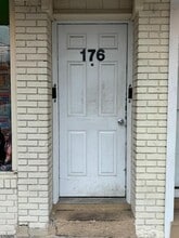 Building Photo - 176 Main St
