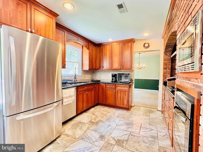 Building Photo - 2026 Admiral Dr