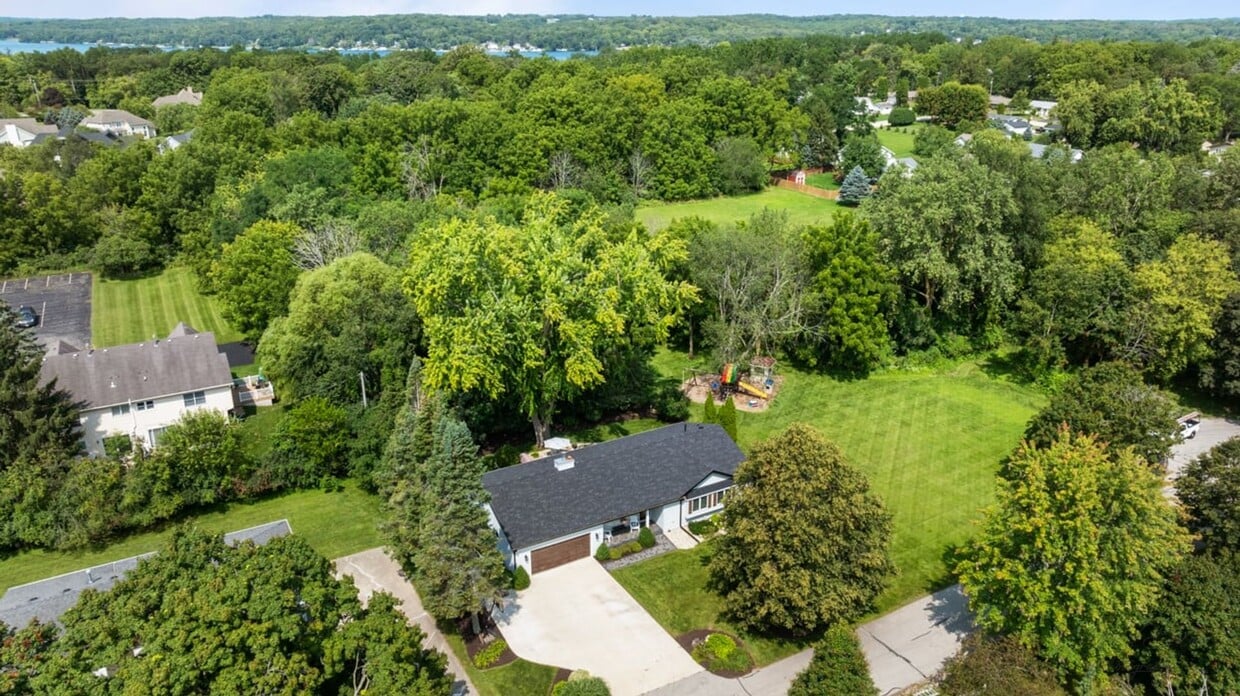 Building Photo - Lake Geneva Family-Friendly Furnished Home...
