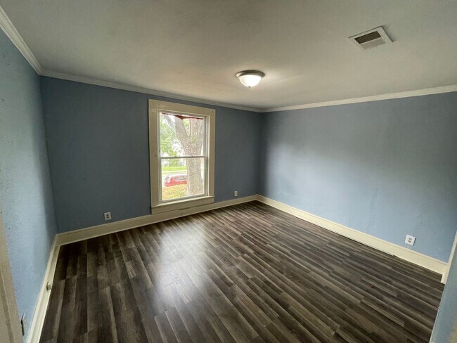Building Photo - Huge Remodeled 3 Bed, 1 Bath Home