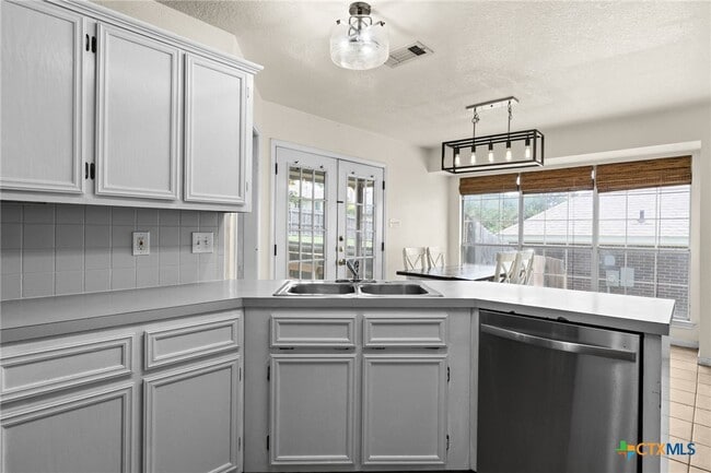 Building Photo - 714 Silver Creek Dr