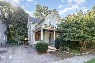 Building Photo - 56 Vassar St