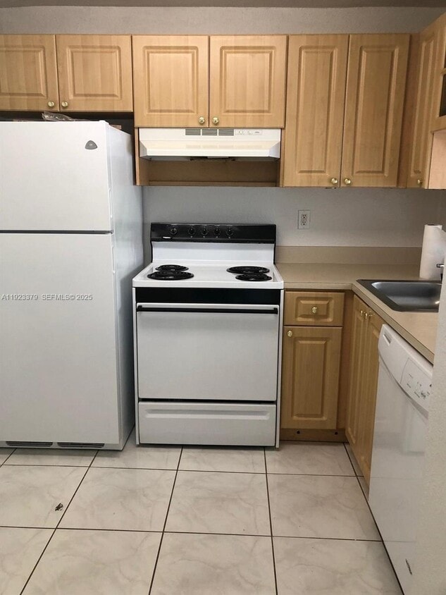 Primary Photo - 9360 Fontainebleau Blvd