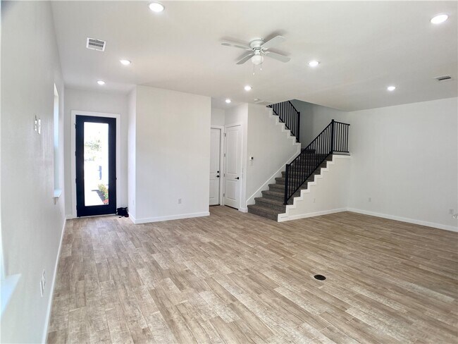 Foto del edificio - 255 Lourdes Ct