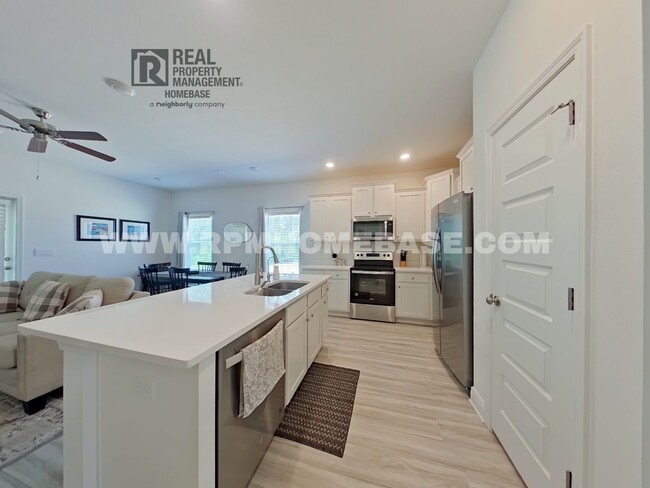 Building Photo - **Special Move-In Offer!** Stunning New To...