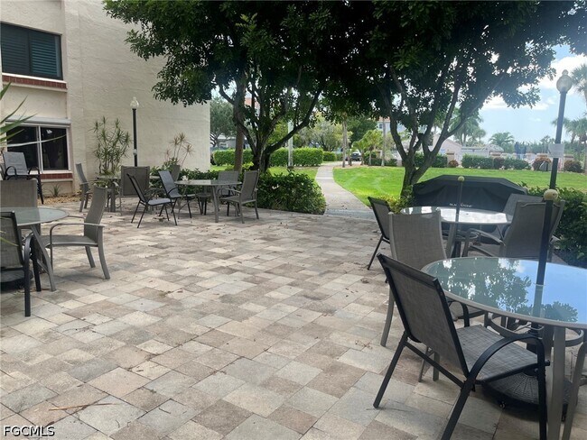 Foto del edificio - 7430 Lake Breeze Dr