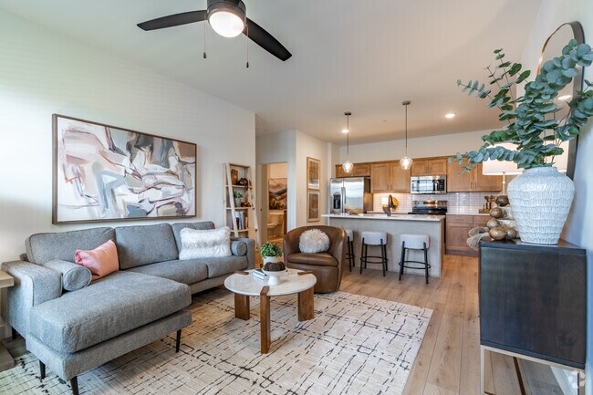 B1 2 habitaciones, 2 baños - 1123 pies cuadrados - Sala de estar - Grays Creek Apartments