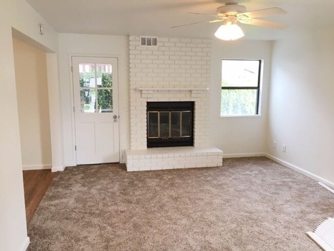 Building Photo - Single Family Home with Yard - Great Condi...