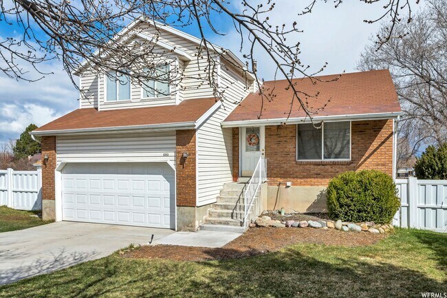 Foto del edificio - Spacious West Jordan Home Backing to Duck Pond & Trails | Large Yard + Garage