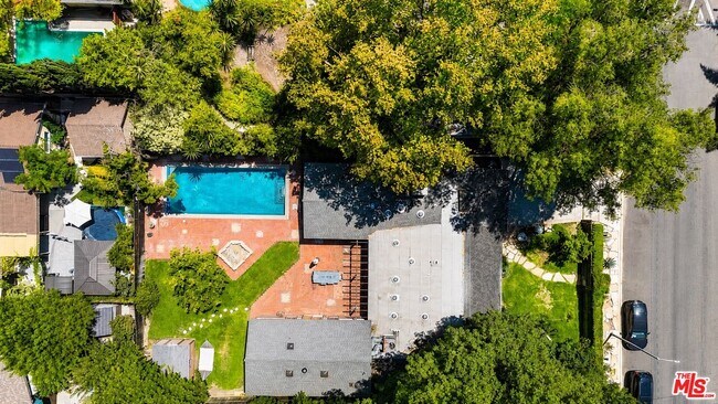 Foto del edificio - 13509 Bassett St