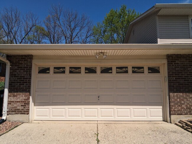 Building Photo - Available NOW: Spacious 4 Bed / 2.5 Bath i...