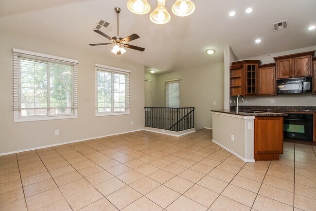 Foto del edificio - 2121 E Huntington Dr