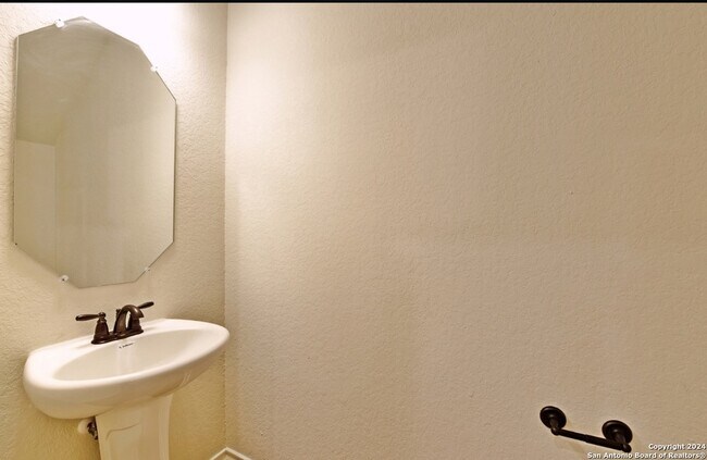 Building Photo - 2527 Lynwood Bnd