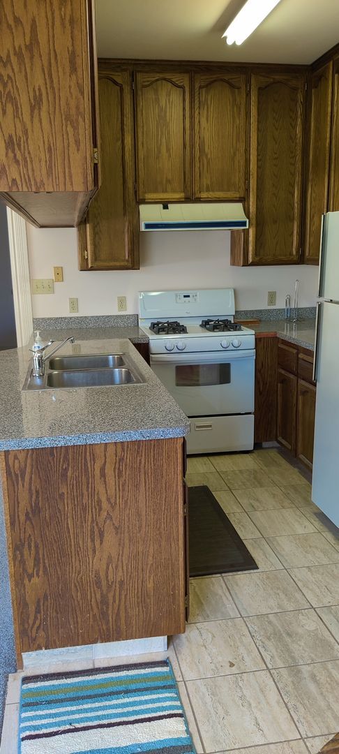 Building Photo - 2065 SCONEYERS CT. ONE BEDROOM ONE BATHROOM