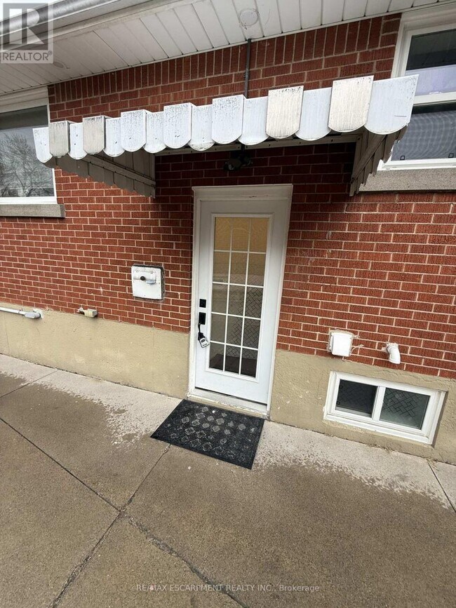 Building Photo - 79 Castlefield Dr