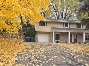 Building Photo - 5580 Shorewood Ln