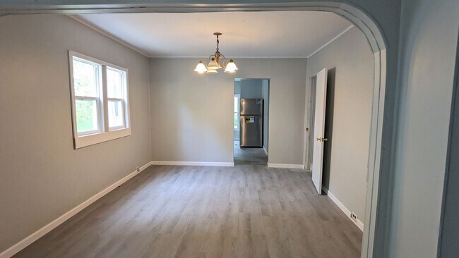 Building Photo - 878 E Forest Ave