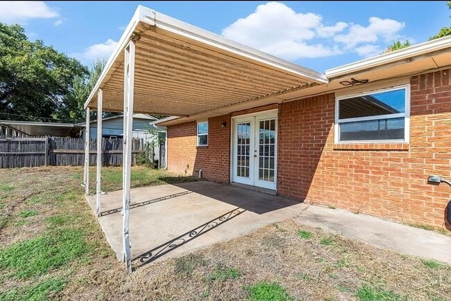 Building Photo - 700 Claremont Dr