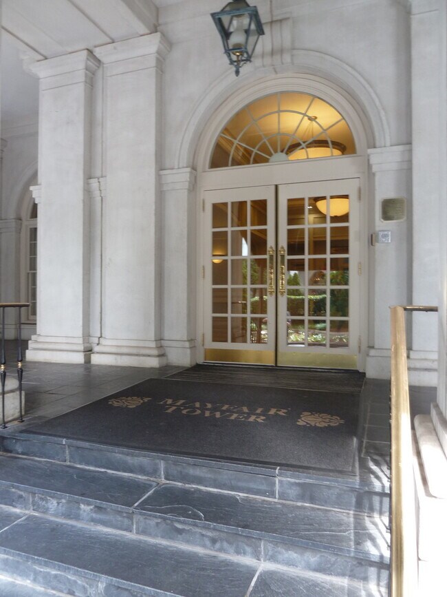 Foto del edificio - Spacious Midtown Condo with 2 Bedrooms, 2 Balconies & Internet Included!