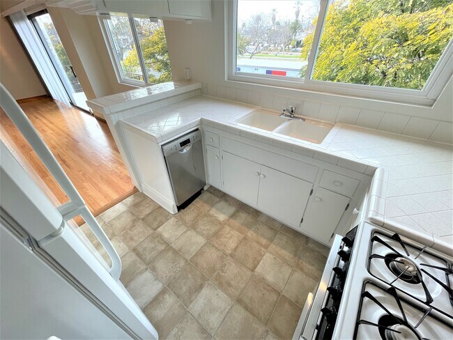 Kitchen - 1701 Washington Way