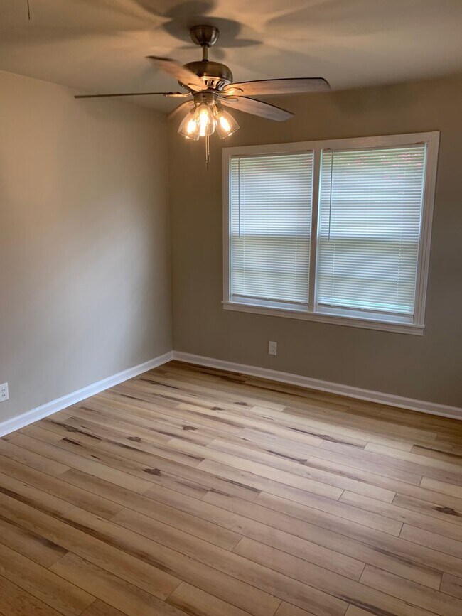Foto del edificio - Freshly Renovated 3-Bedroom, 1-Bath
