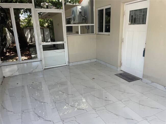 Foto del edificio - 638 SW 10th St