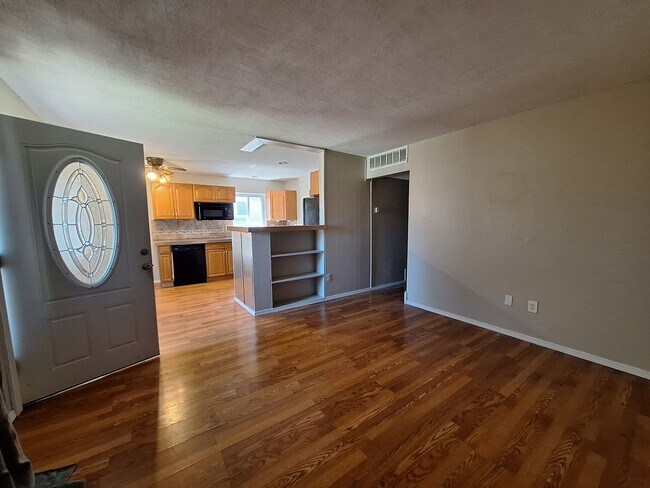 Foto del edificio - Your next Home!!!  Charming Three Bedroom in Roseville