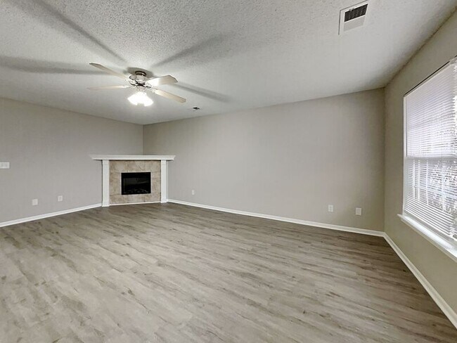Foto del edificio - 407 NW Woodbury Dr