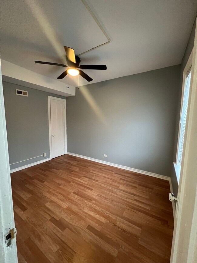 Foto del edificio - 7800 S Burnham Ave