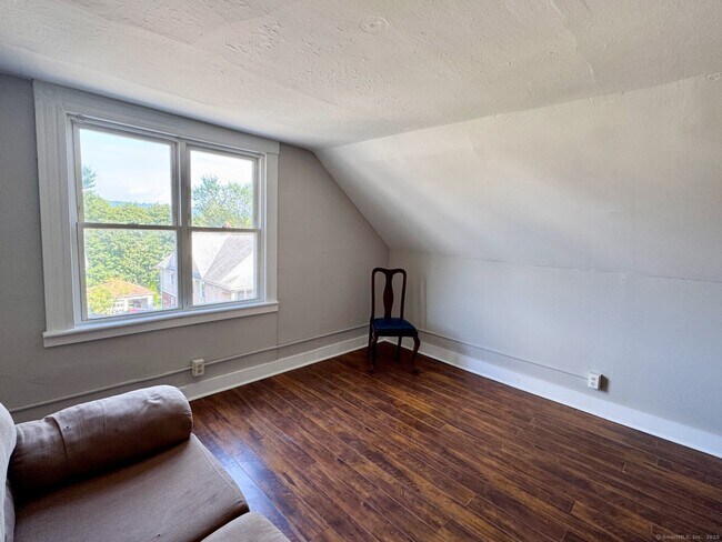 Building Photo - 28 French St