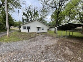 Building Photo - 420 N Oak Ave