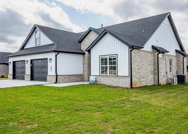 Photo - 841 Round Top St House