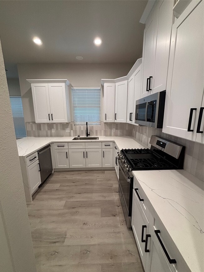 Building Photo - 108 E 44th St