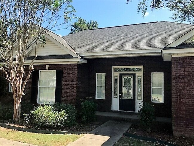 Building Photo - Gorgeous 3/2 located in cul-de-sac near th...