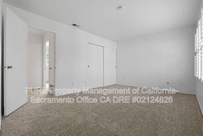 Foto del edificio - 8811 Salmon Falls Dr