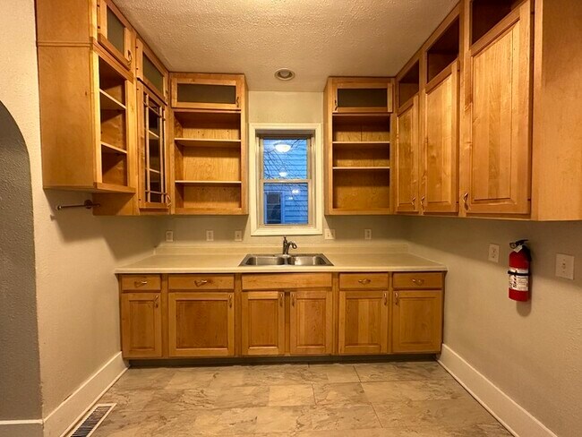 Building Photo - Large 4 bed/2 bath home for rent Kalamazoo!
