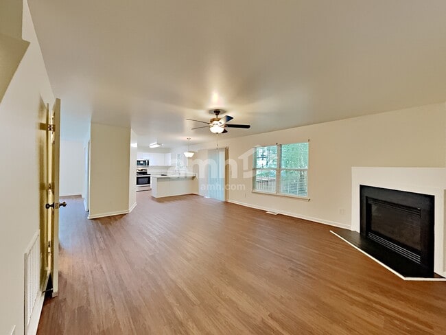 Building Photo - 102 Lake Bridge Ct