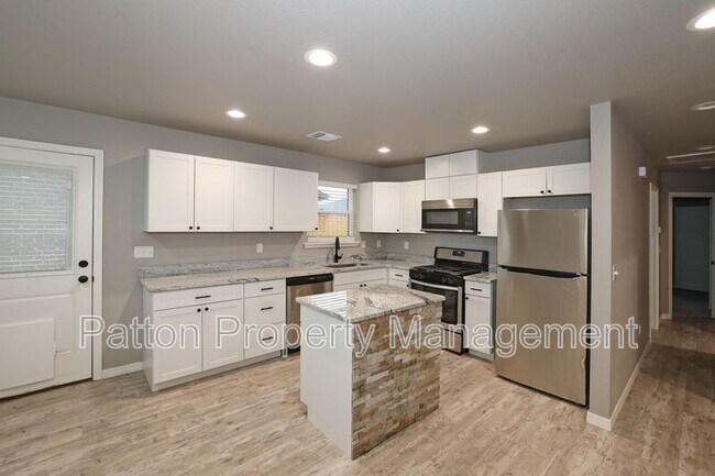 Building Photo - 14411 Periwinkle Dr