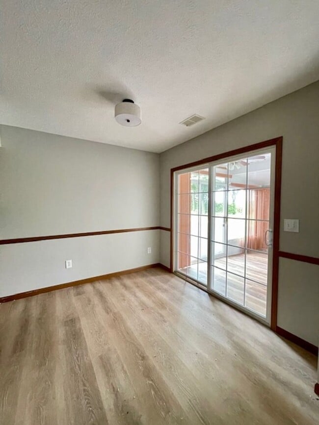 Building Photo - BEAUTIFUL 2 Bedroom/2 Bath Condo, Move-In ...
