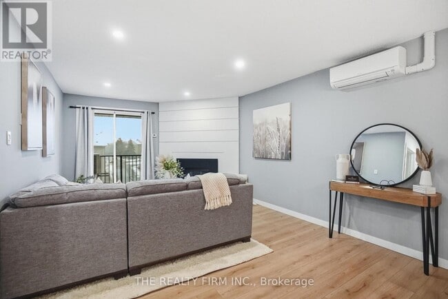 Building Photo - 735 Deveron Crescent