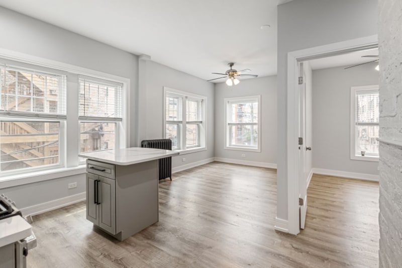 Foto principal - 1059 W Glenlake Ave