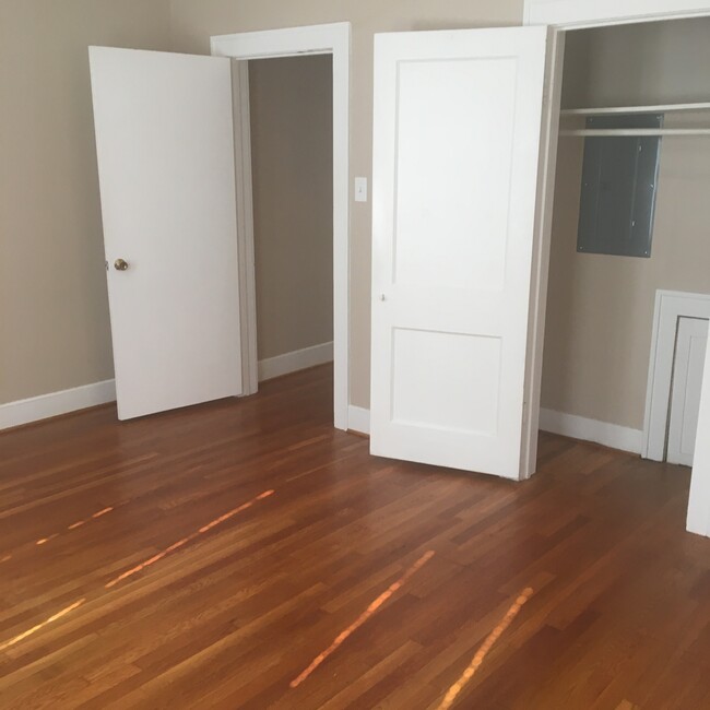 bedroom - 5936 Velasco Ave