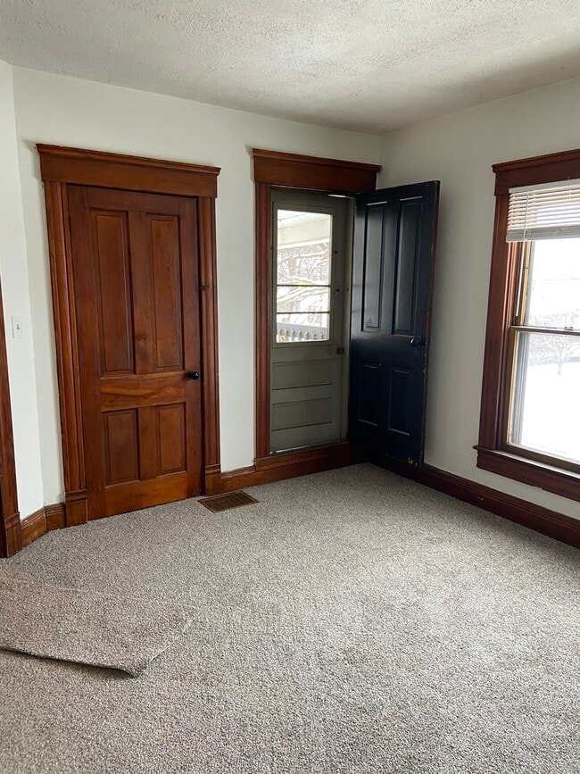Living area with balcony and large walk in closet - 1003 N Division St