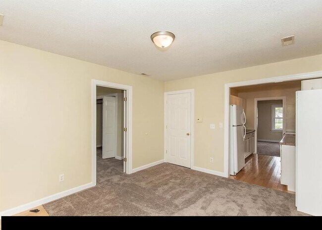 Building Photo - 623 S Elsie Ave