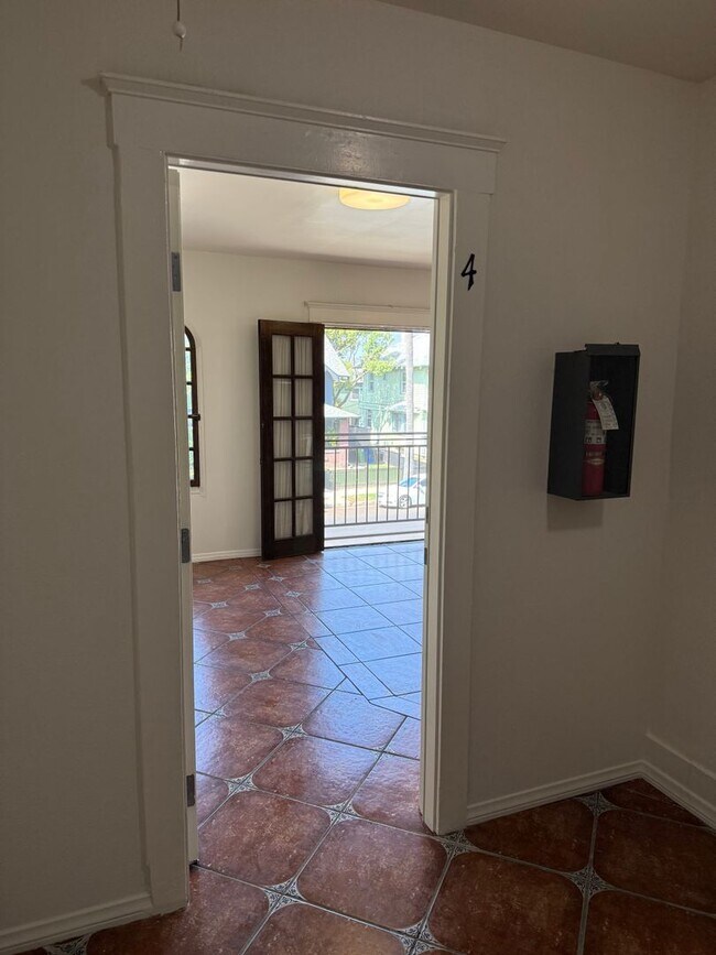 Foto del edificio - 2646 Kenwood Ave
