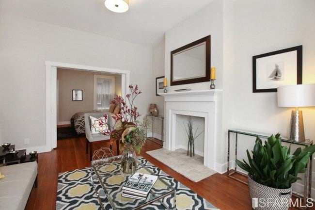 Building Photo - 3BR/2BA Renovated Victorian Full Floor Fla...