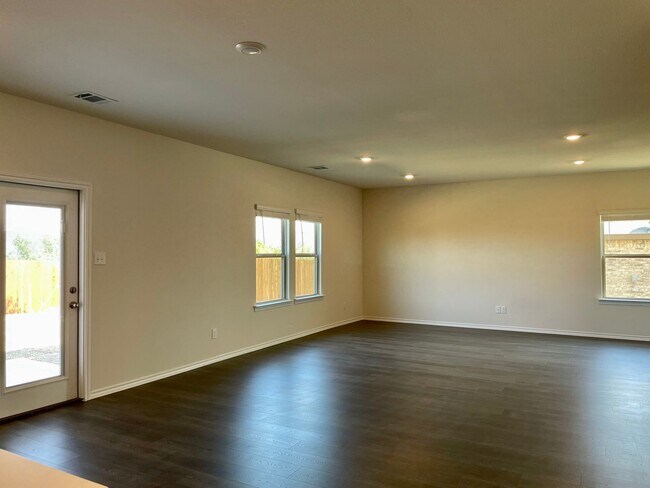 Foto del edificio - 4 Bed 2.5 Bath House For Lease in Sherman, TX!