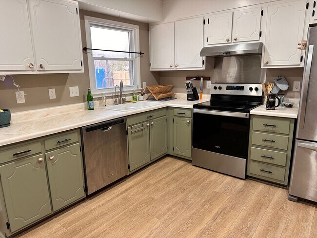 Foto del edificio - Charming 3 bed 2 bath ranch with fenced yard  available 6/5/2026!