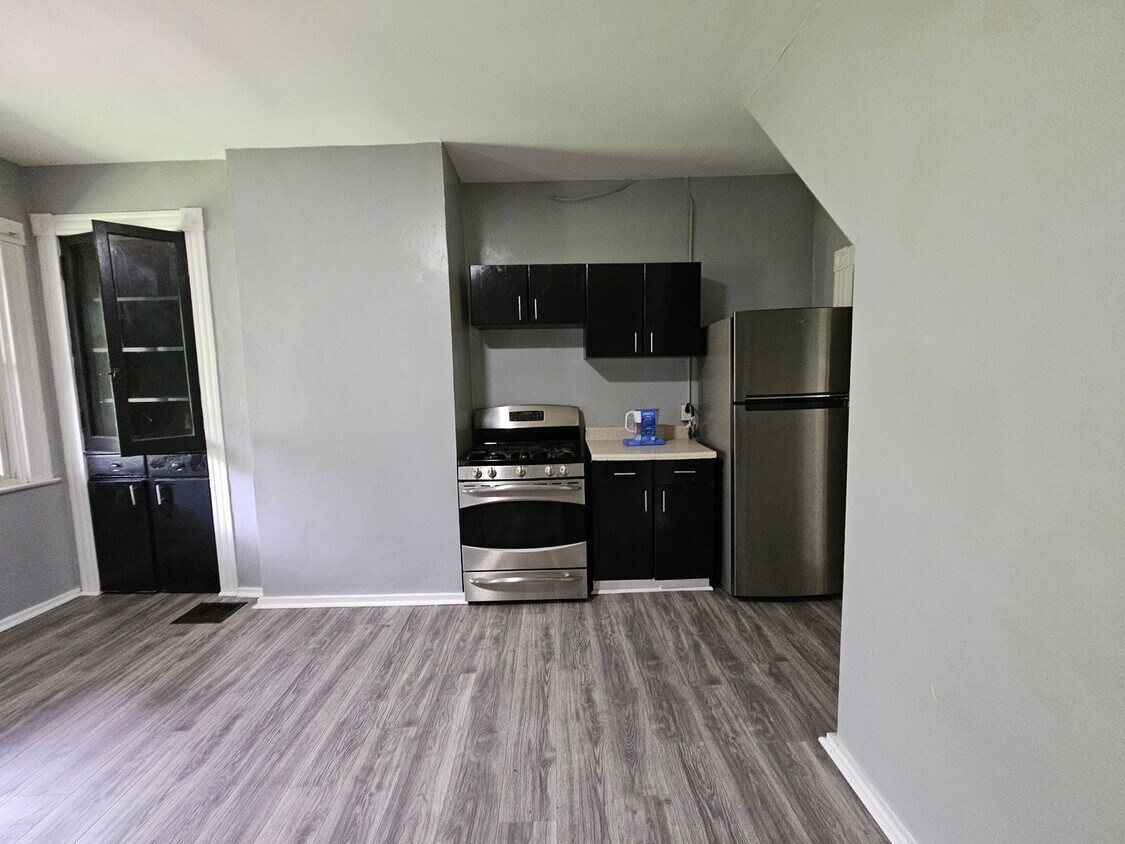 Primary Photo - Spacious 3 bedroom 1 bath house for rent i...
