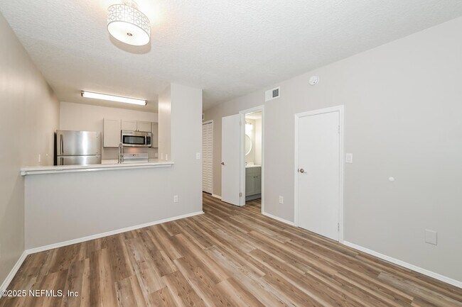 Foto del edificio - 2224 Marsh Point Rd